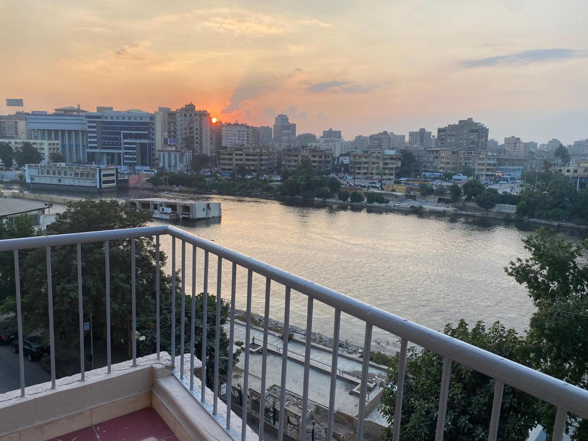Nile View In Zamalek Apartment *